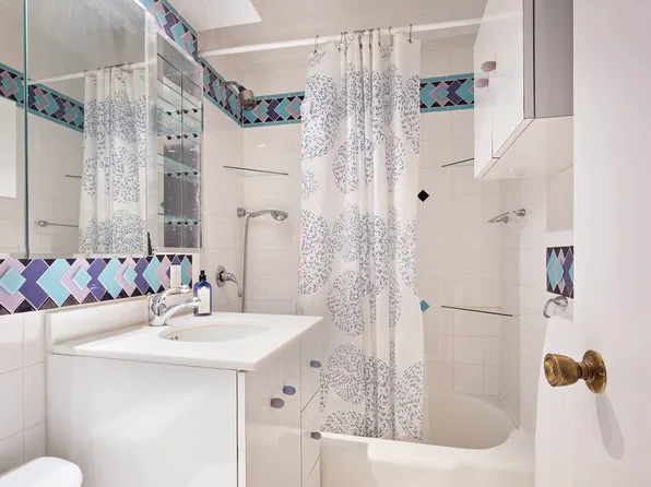 201 East 21st Street image 9 of 11