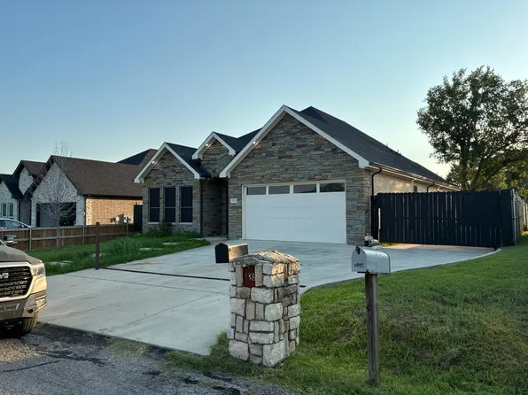 321 Bounding Main St, Mabank, TX 75156