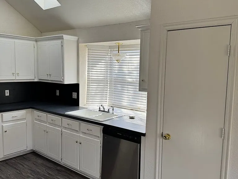 2916 Glasgow Dr — Photo 6