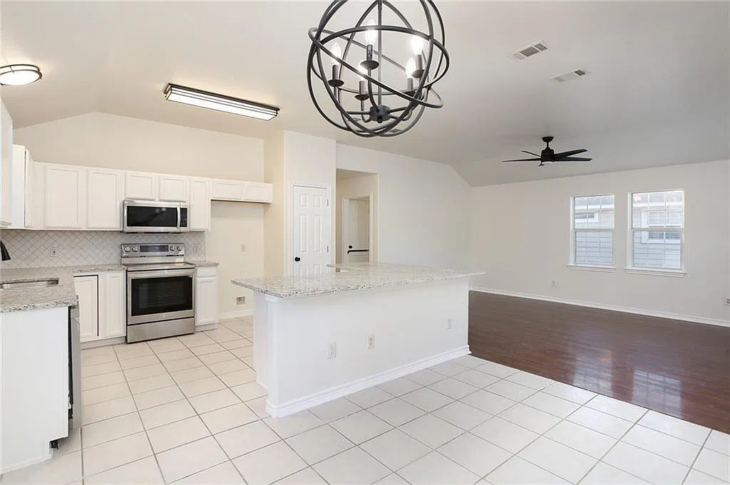 3 bed, 2.0 bath, 1352 sqft, $1,900 — Photo 4