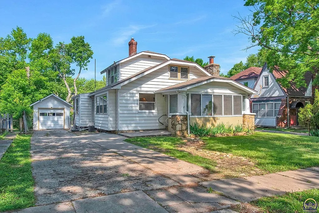 House (Front) - 1009 SW Medford Ave