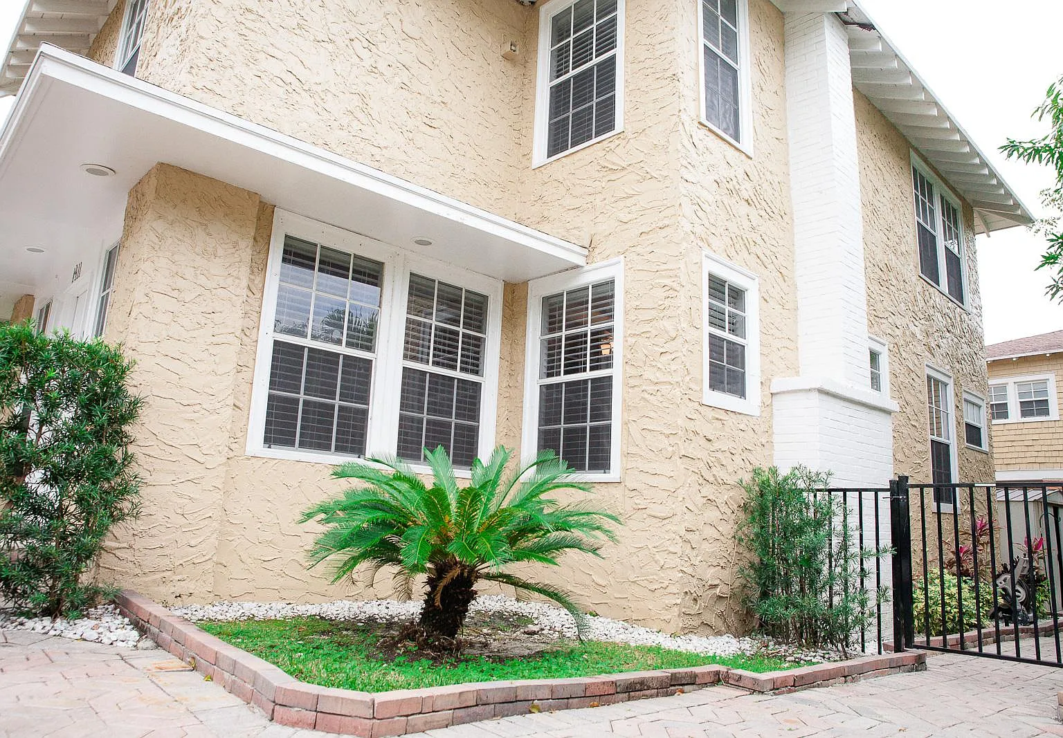 5 bed, 2400 sqft, $4,795 — Photo 3