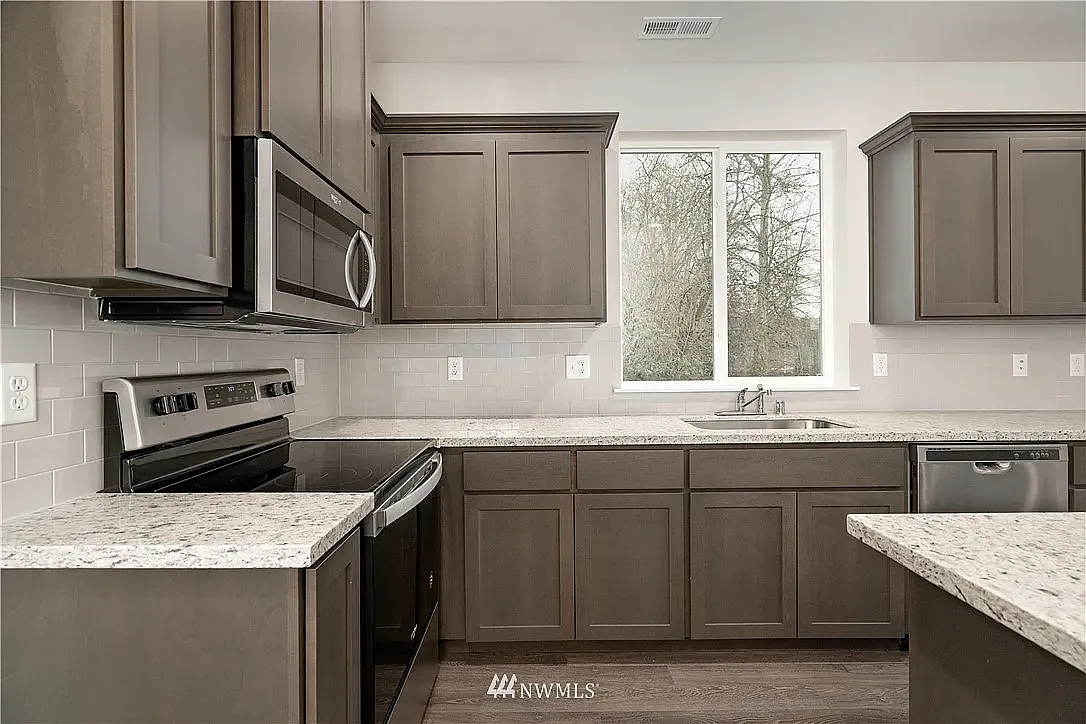 3760 Court Q — Photo 4