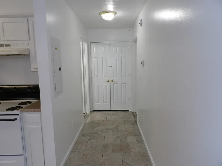 College Pointe Apartments — Photo 25