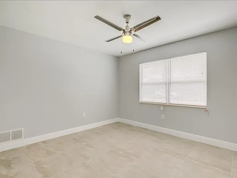 2558 Rosery Rd E — Photo 17