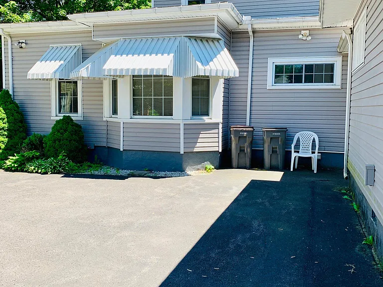 220 Elm St — Photo 3