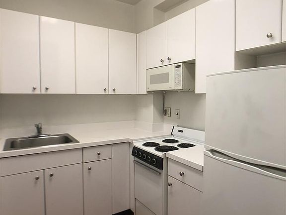 3rd image of 117 W 58th St APT 11A