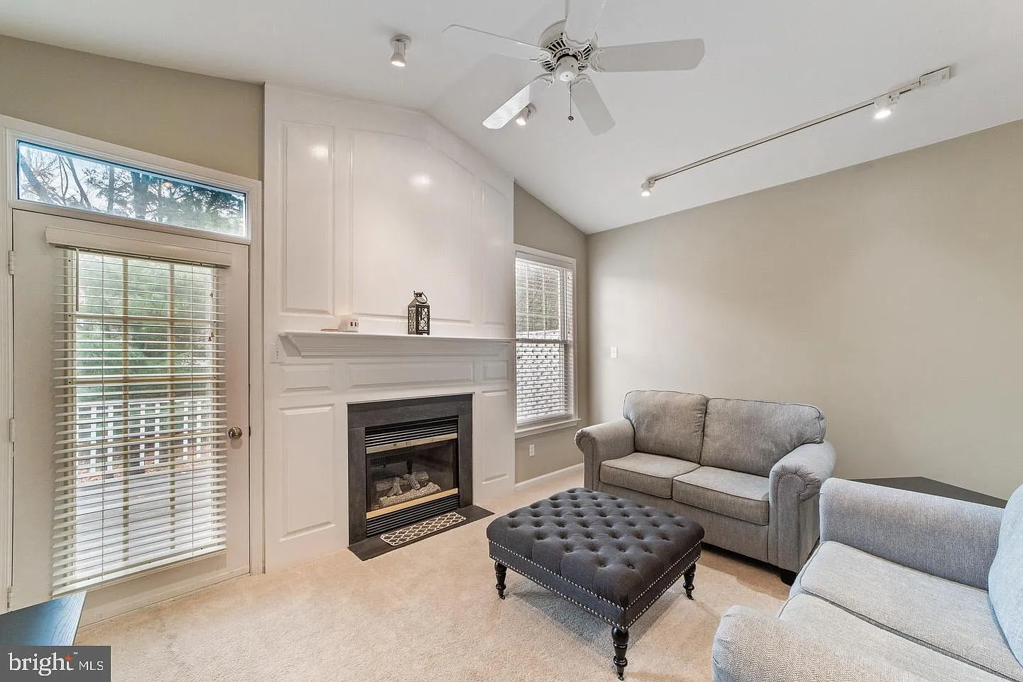 3 bed, 3.5 bath, 2416 sqft, $3,100 — Photo 2