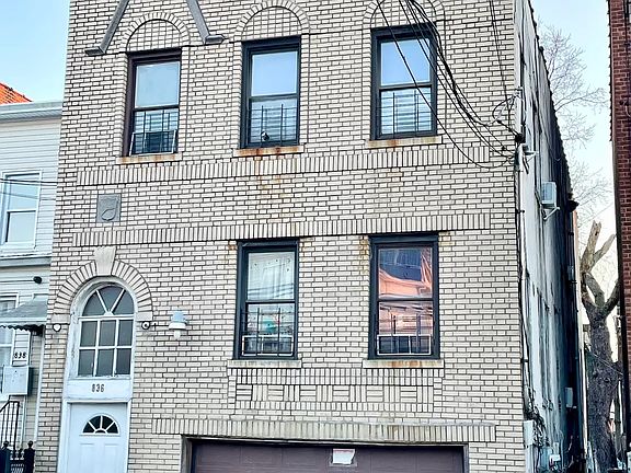 4th image of 836 E 223rd St