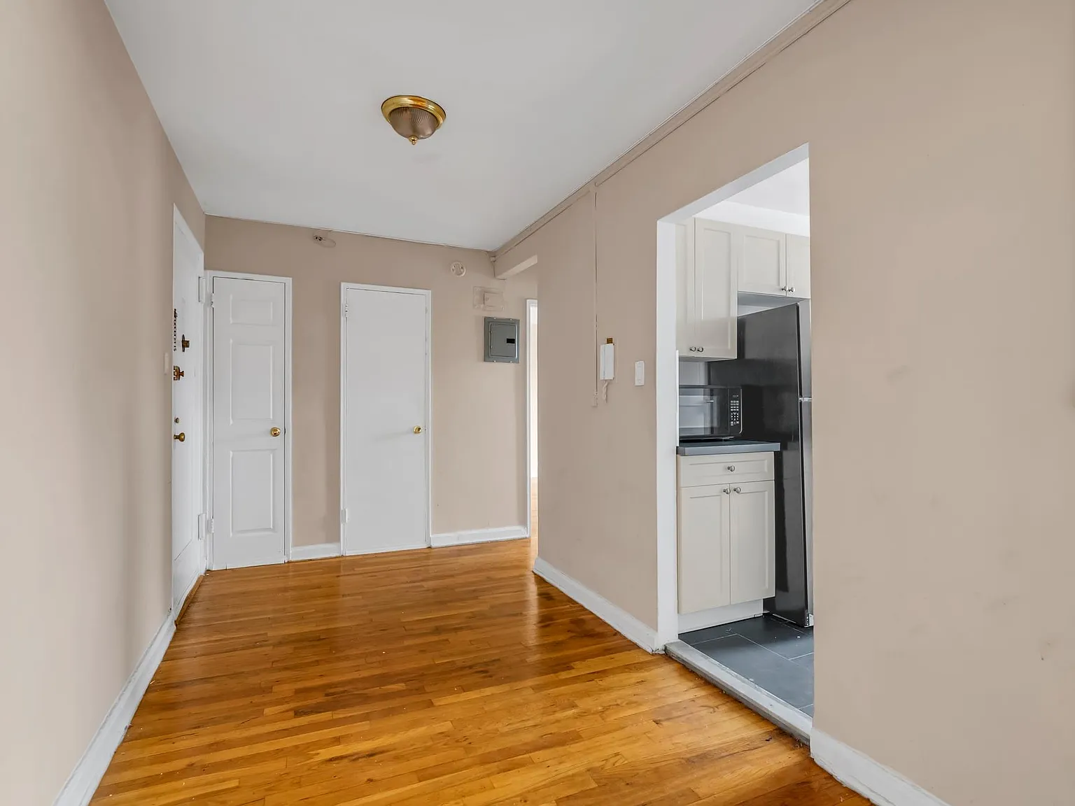 42nd Ave, Bayside — Photo 1