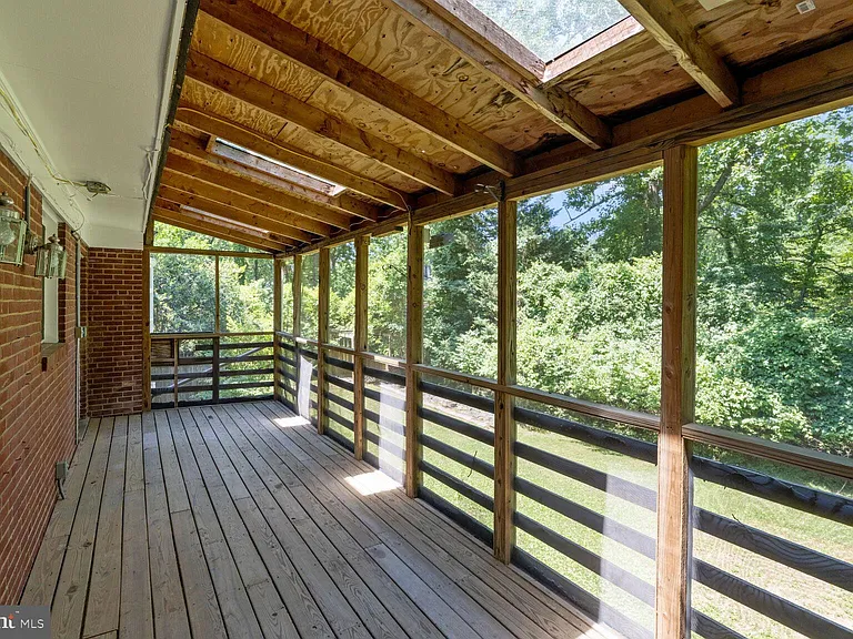 7001 Longwood Dr — Photo 24