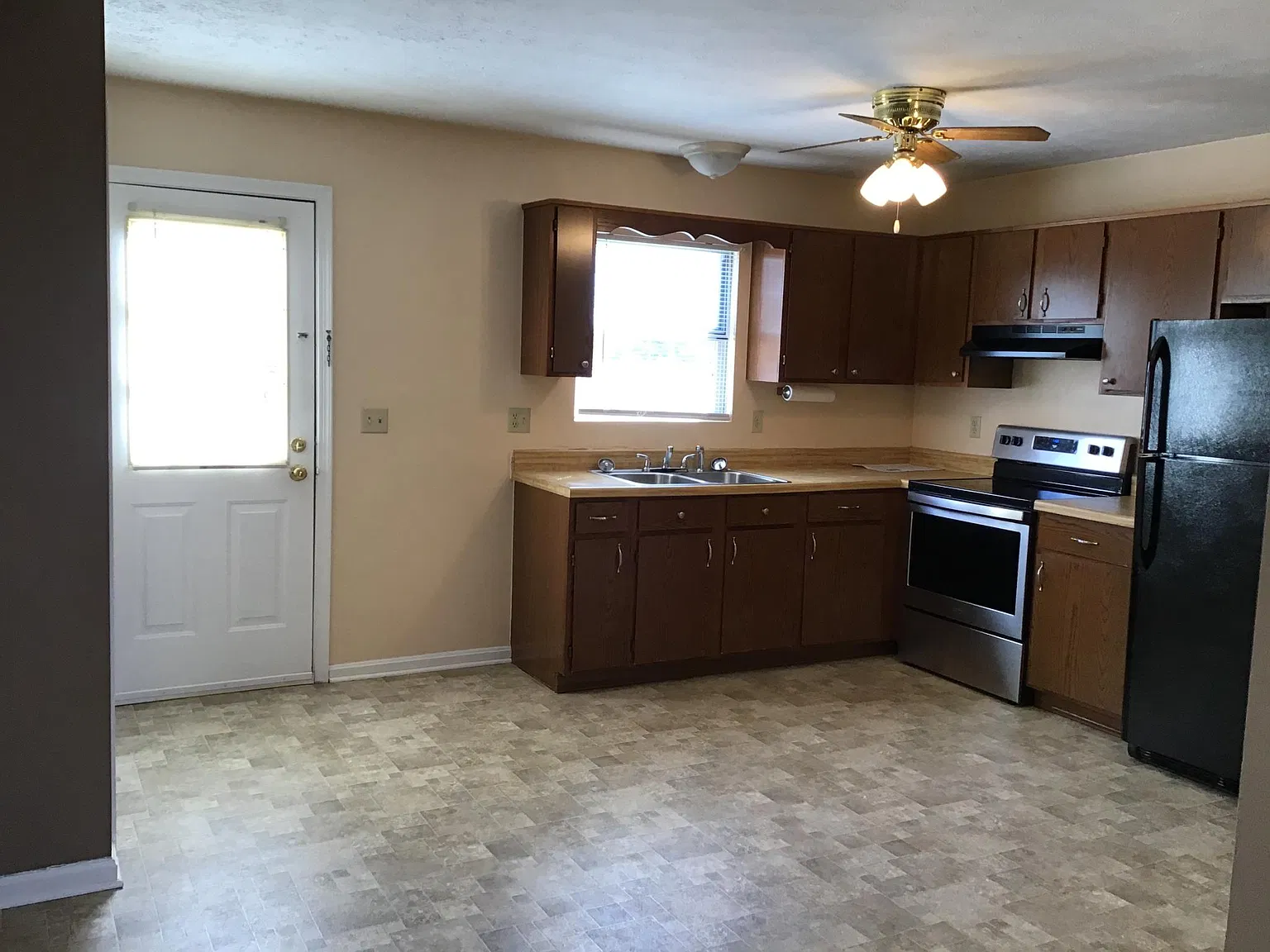 2 bed, 1.5 bath, 1120 sqft, $1,300 — Photo 4