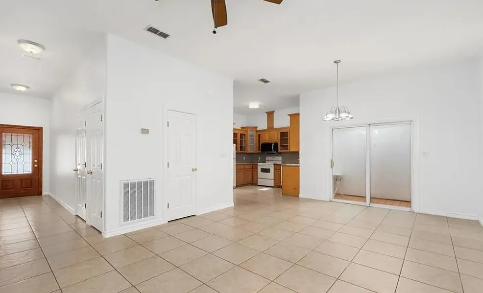 2 bed, 2.5 bath, 1790 sqft, $1,450 — Photo 3