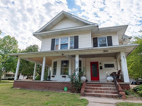 3rd image of 1601 N Elm St