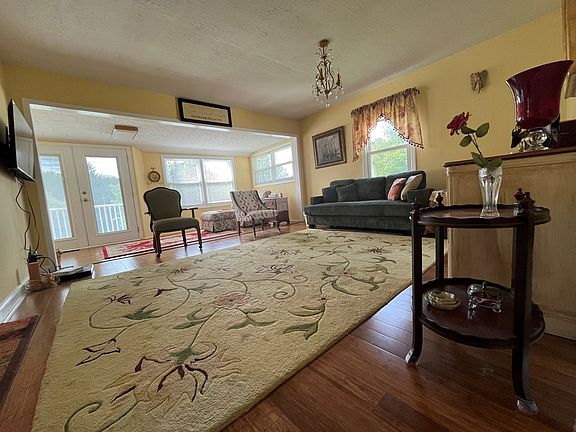 5th image of 131 Hillcrest Dr
