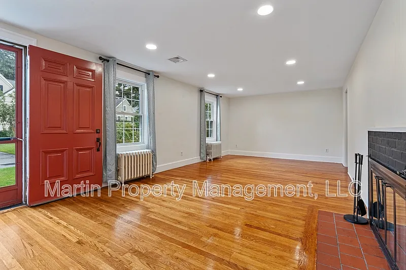 4 bed, 2.5 bath, 1838 sqft, $5,700 — Photo 2
