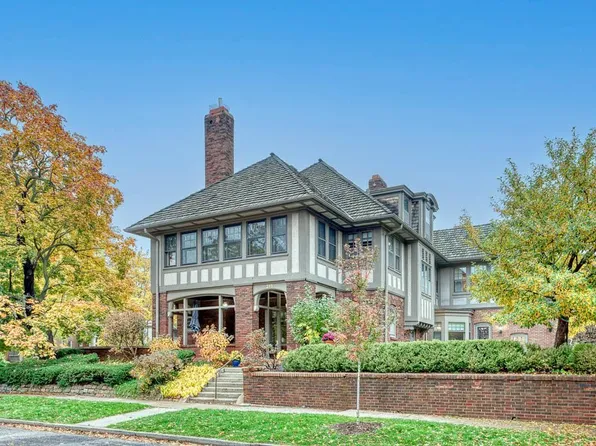 215 Grotto St S, Saint Paul, MN 55105