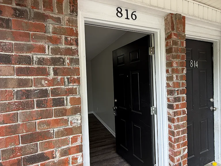 800 Lullwater Rd — Photo 3