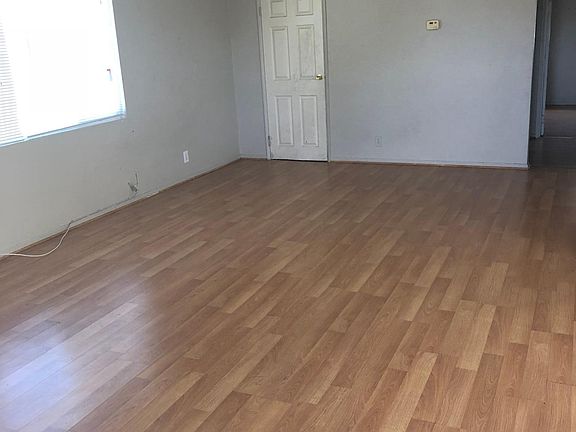 4th image of 912 Bishop Dr APT 4