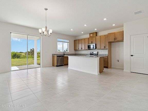 5th image of 416 Glaspell Cir SE
