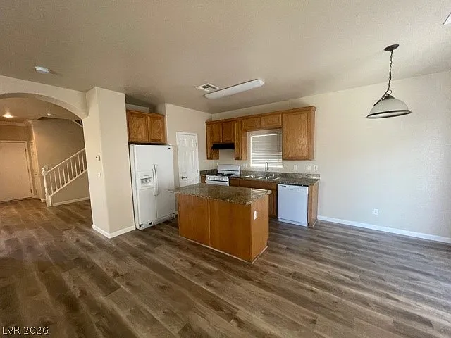 5 bed, 2.5 bath, 2116 sqft, $2,195 — Photo 2