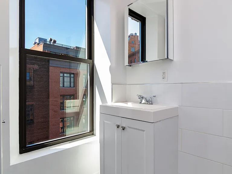 117 Perry St #17 — Photo 6