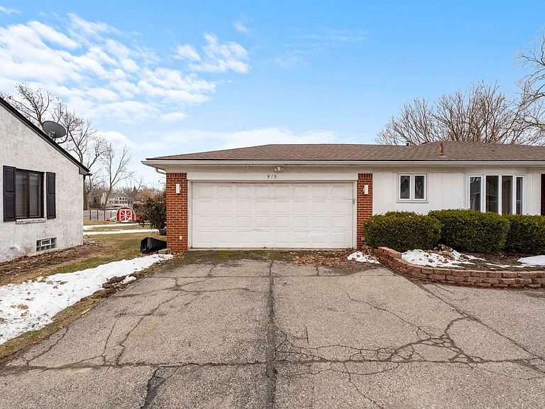 915 James K Blvd — Photo 39
