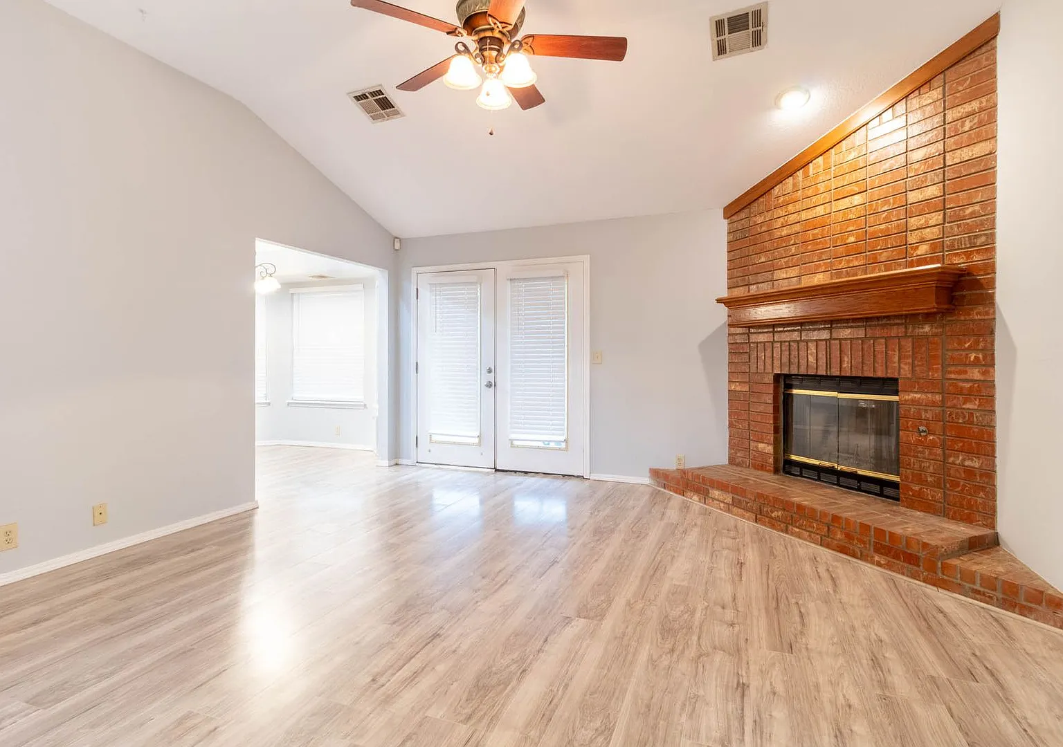Spacious 3BD/2BTH In Yukon — Photo 4