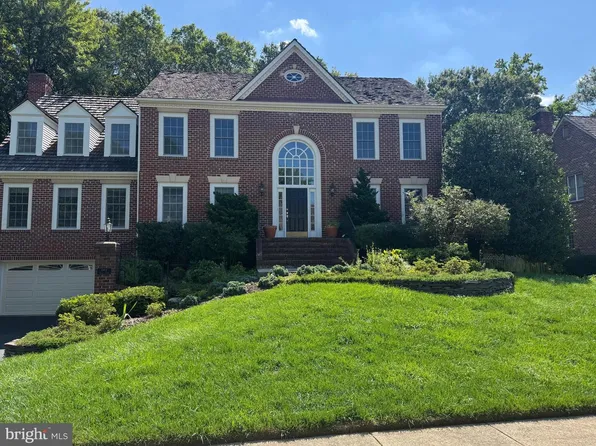 8811 Surrey Ct, Alexandria, VA 22309