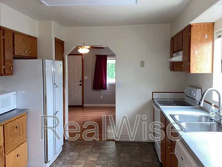 2564 NE Douglas Ave — Photo 7