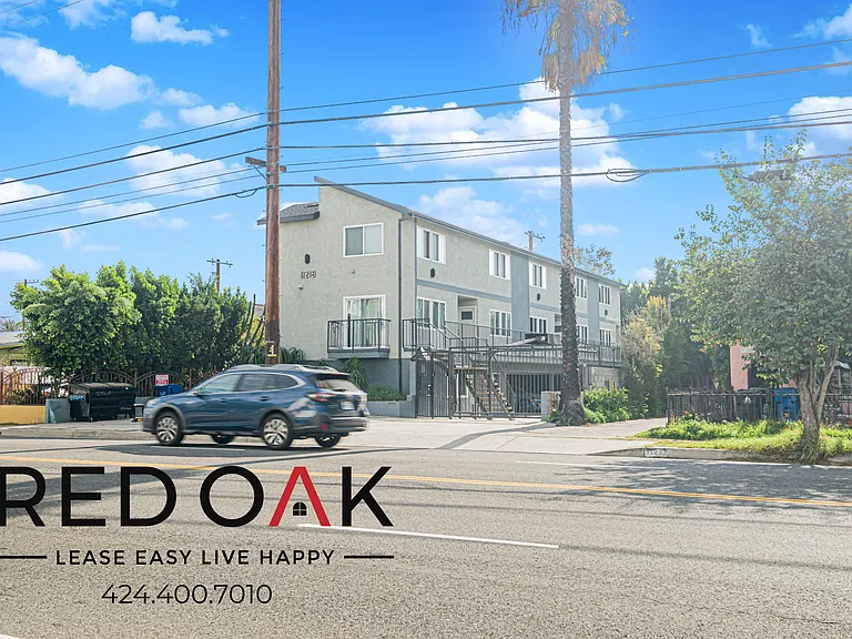 11218 Oxnard St #5 — Photo 21