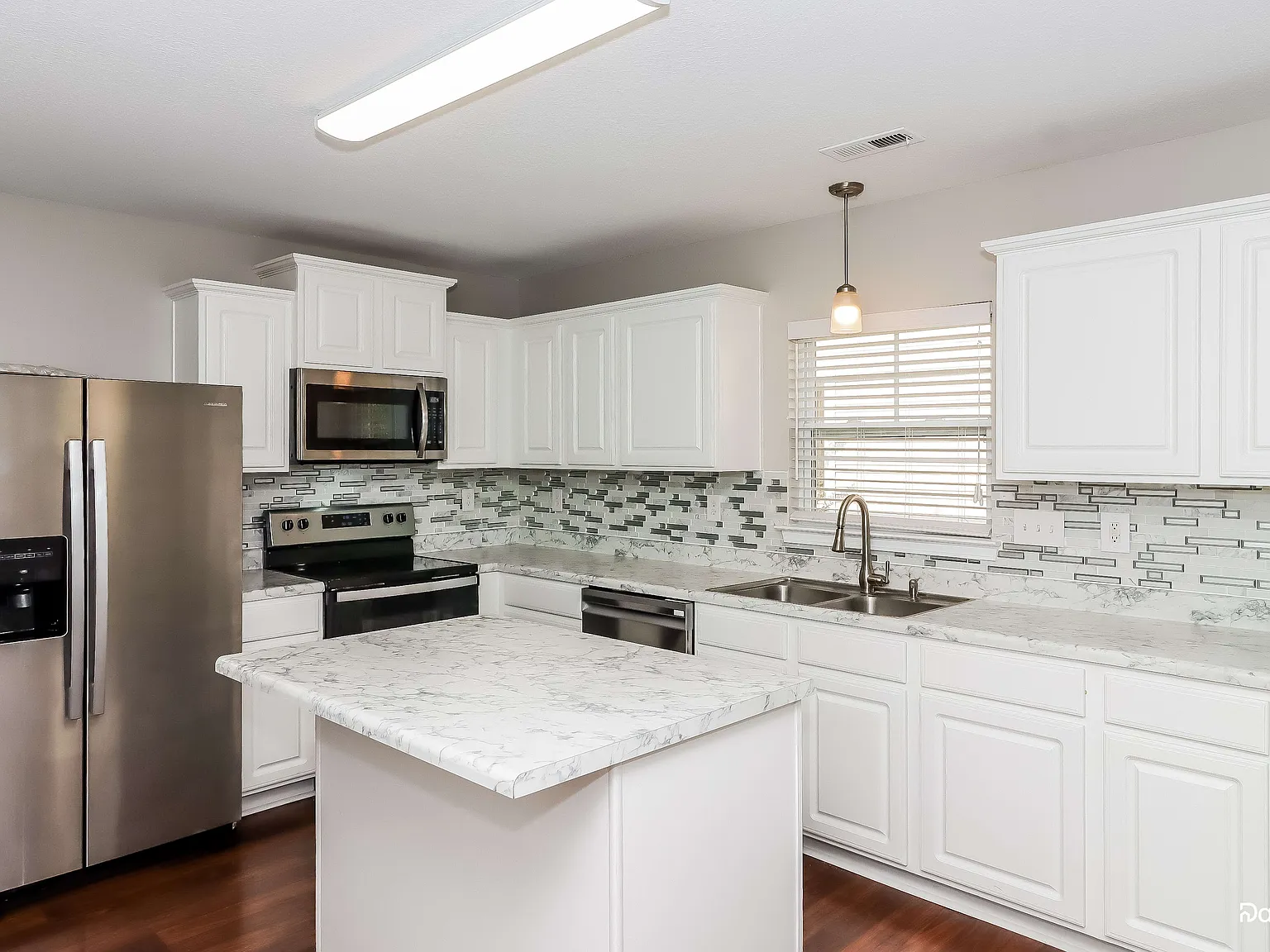 4 bed, 2.5 bath, 1914 sqft, $2,240 — Photo 4