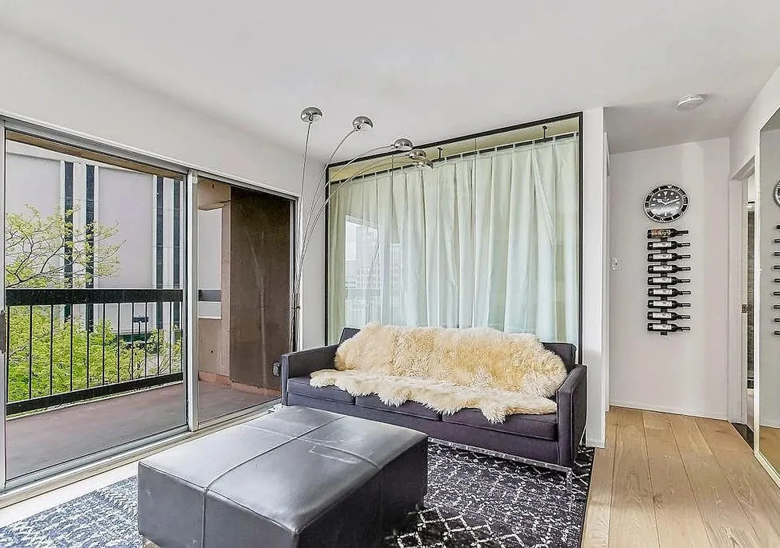 Cozy 1-Bedroom Condo in Crown Center | Compact Living Near Union Station — Photo 4