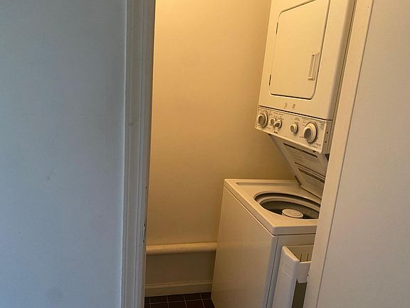 5th image of 24 Manhasset Ave APT D