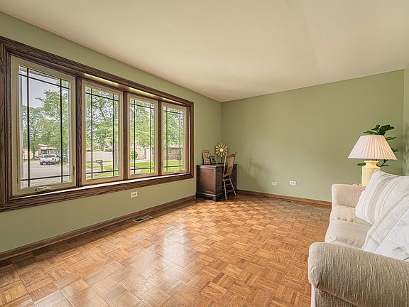 4th image of 16561 Sharon Ct
