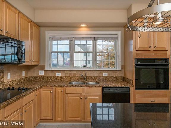 AWESOME KITCHEN W/ CENTER ISLAND