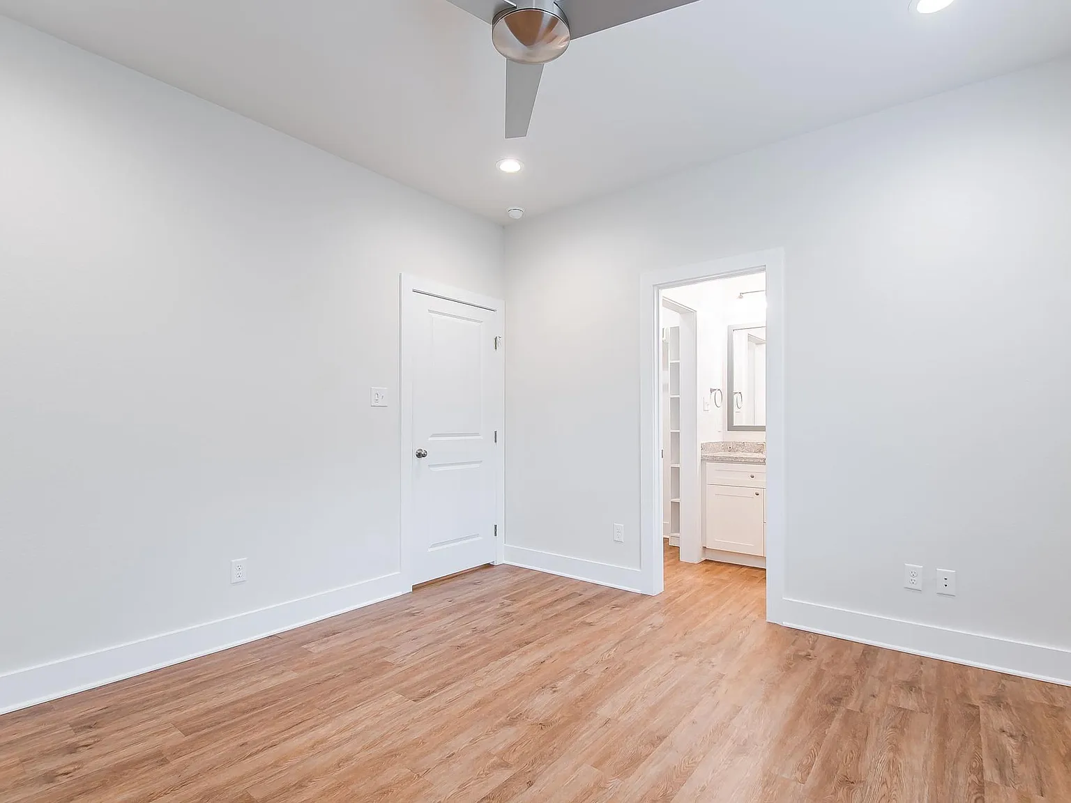5 bed, 5.5 bath, 1987 sqft, $4,095 — Photo 3