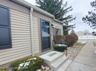 102 Park Meadows Dr, Lansing, MI 48917