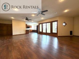 2 N Main St, Hutchinson, KS 67501