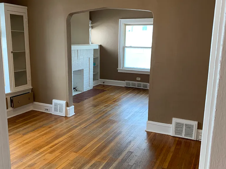 2074 Wyandotte Ave — Photo 11