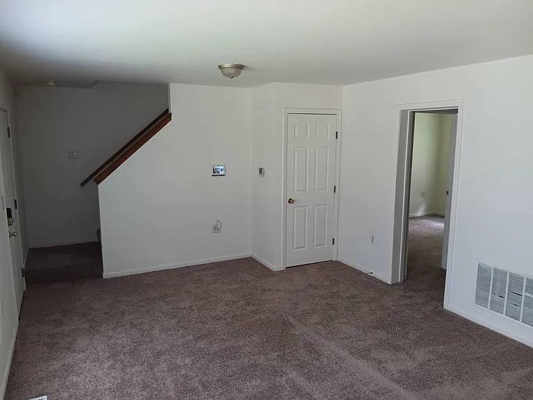 524 W Pleasant St — Photo 3