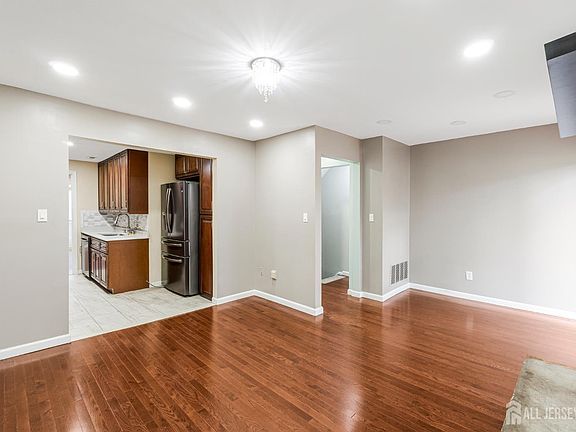 3rd image of 32 Chelsea Way