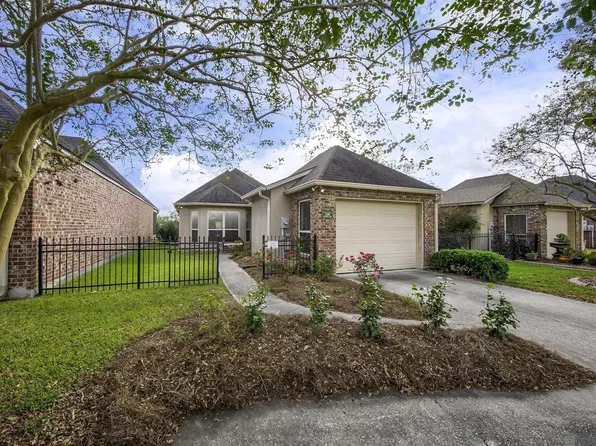5448 Courtyard Dr, Gonzales, LA 70737