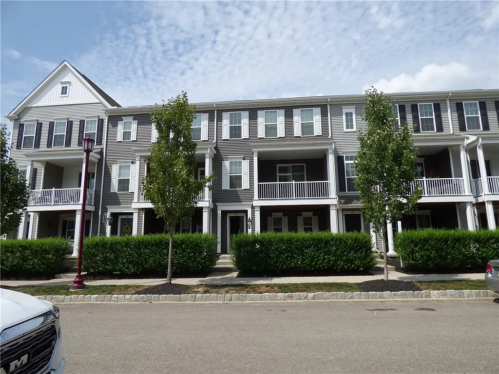 3 bed, 2.5 bath, 2000 sqft, $2,850 — Photo 2