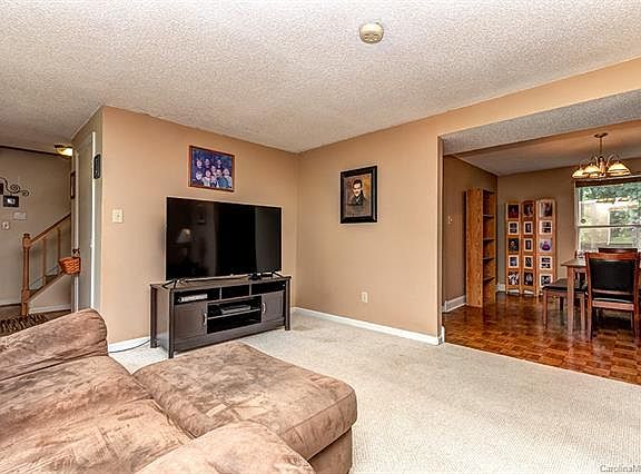 3rd image of 8425 Fallbrook Dr