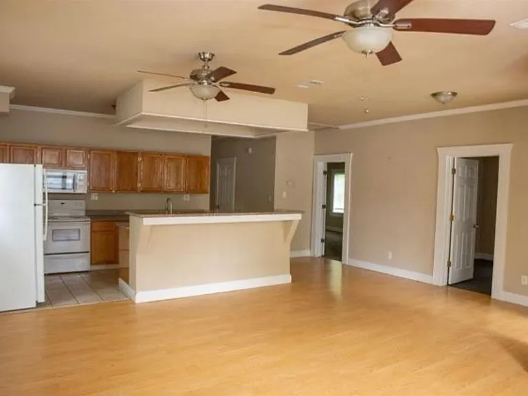 128 E Gregg St — Photo 3