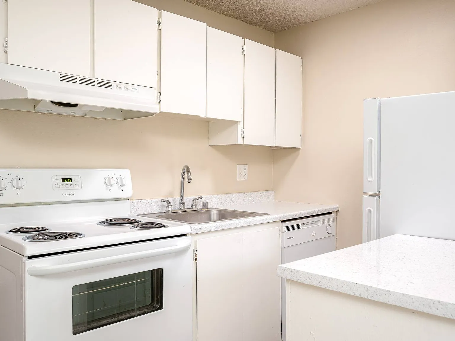 Sunset Apartments — Photo 1