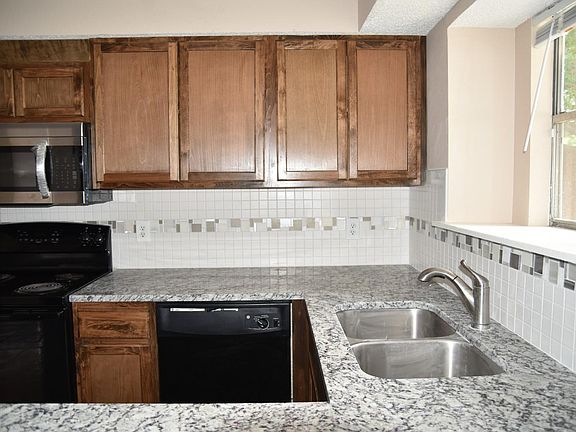 5th image of 1205 Wakefield Dr