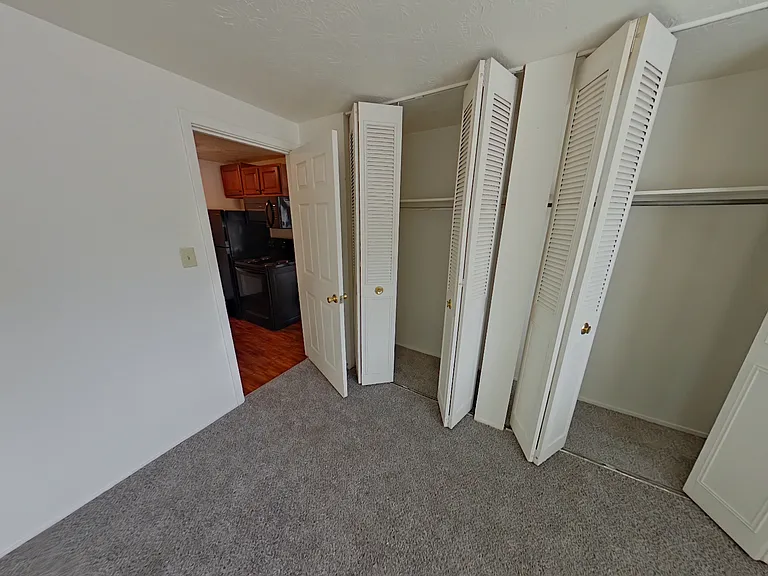 Canterbury Court Apartments — Photo 10