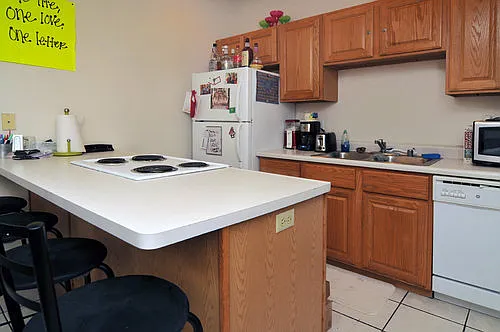 4 bed, 2.0 bath, 1222 sqft, $4,000 — Photo 2